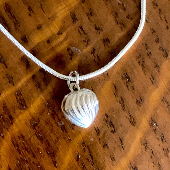 Vintage 925 Silver Puffed Ribbed Heart Pendant On A Snake Chain Necklace - Picture 2 of 6